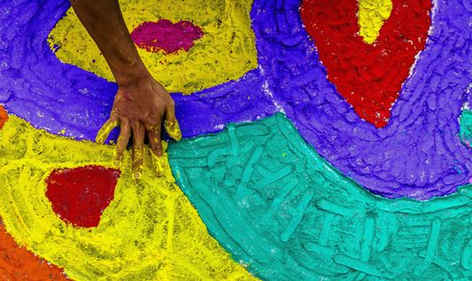 Proyecto nepal 2022 mano de un niño pintando con el dedo