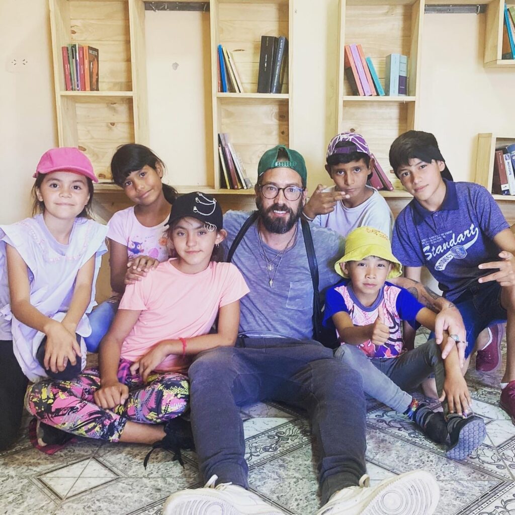 Christian Garrido, fundador de la ONG Oido Colina con niños de la clase de monteadentro